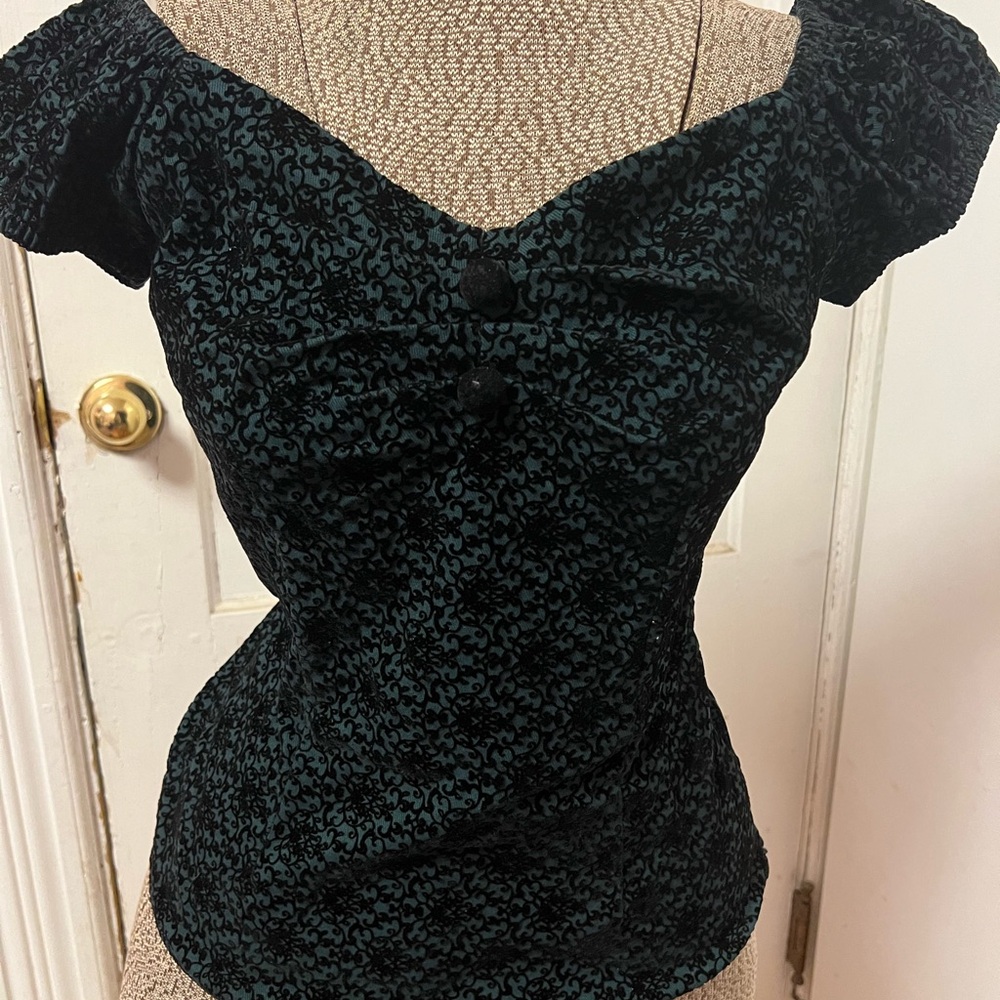 Short sleeve cute Collectif shirt.